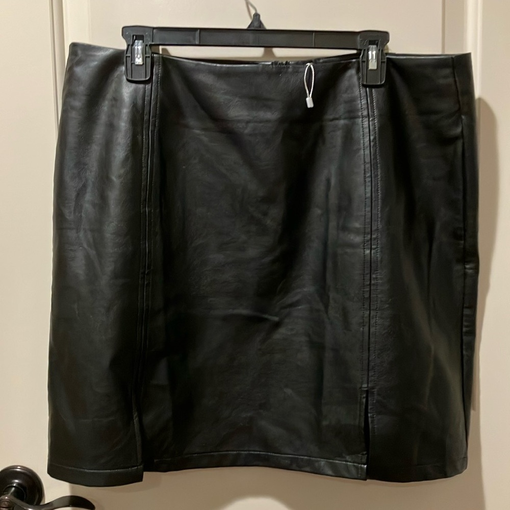 NWOT Mango Pop Pleather Mini Skirt Black Size XXL 2 Vents